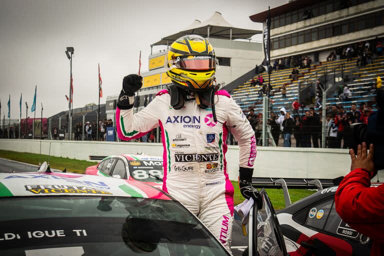 La celebración de Facundo Aldrighetti, que marcha puntero en el campeonato de Top Race y en el autódromo de Buenos Aires sumó su primer éxito en el TC2000