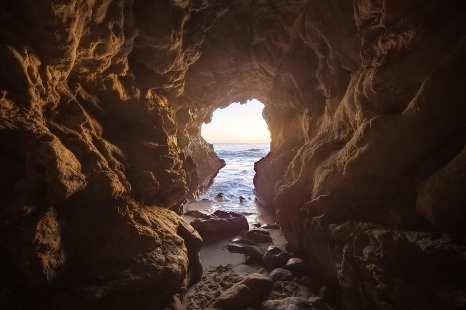 Nicht immer ist eine Höhle am Strand eine Entdeckungstour wert... (Symbolbild: Getty)