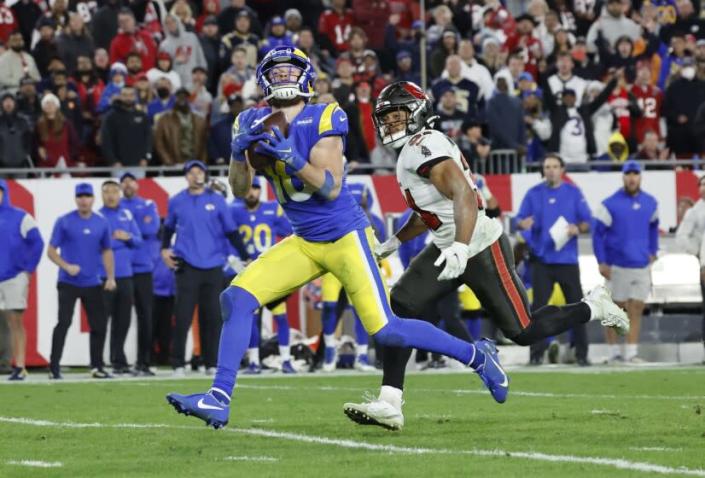Rams wide receiver Cooper Kupp hauls in a catch against Tampa Bay Buccaneers safety Antoine Winfield Jr.