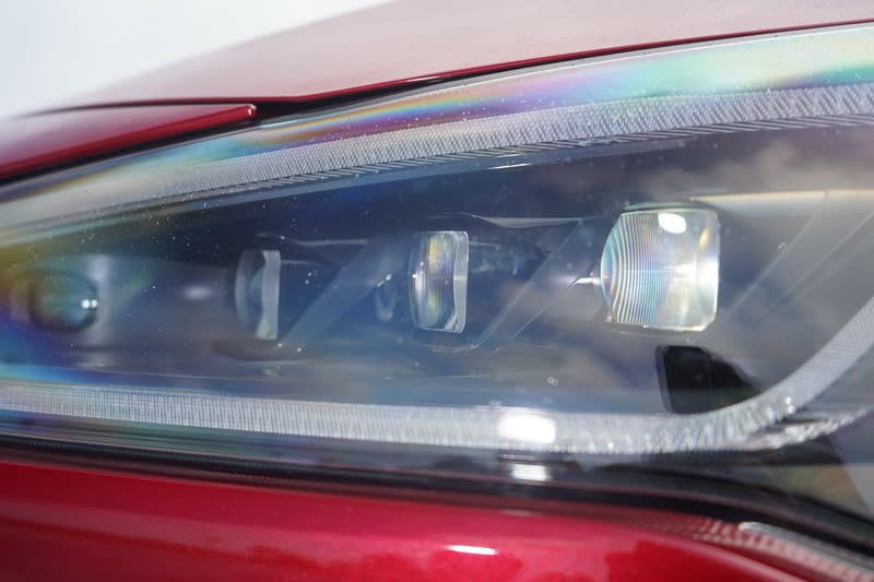 Vignale車型的Matrix LED矩陣式照明技術，透過內部120組LED晶片的啟閉調整能創造出8種不同的環境光型變化