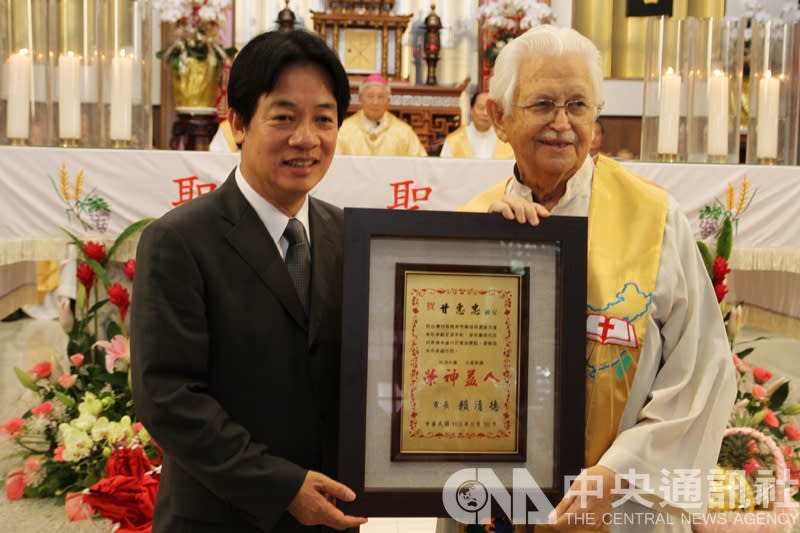 神父甘惠忠（右）。（資料照片）