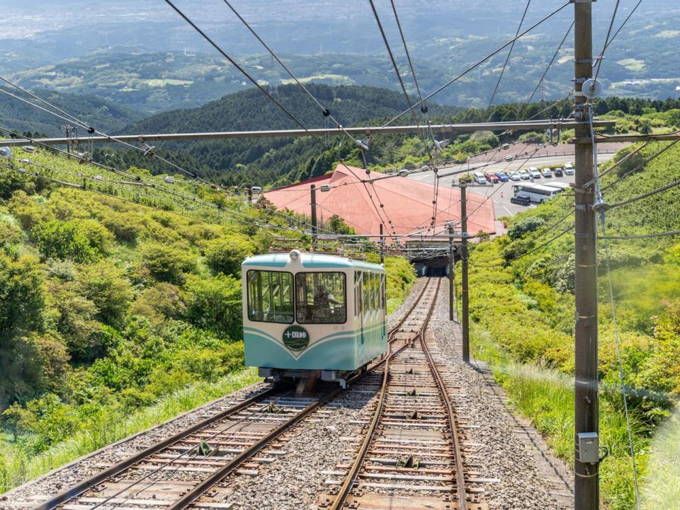 「十國峠」的全景纜車僅需3分鐘就能登頂。（富士急行提供）