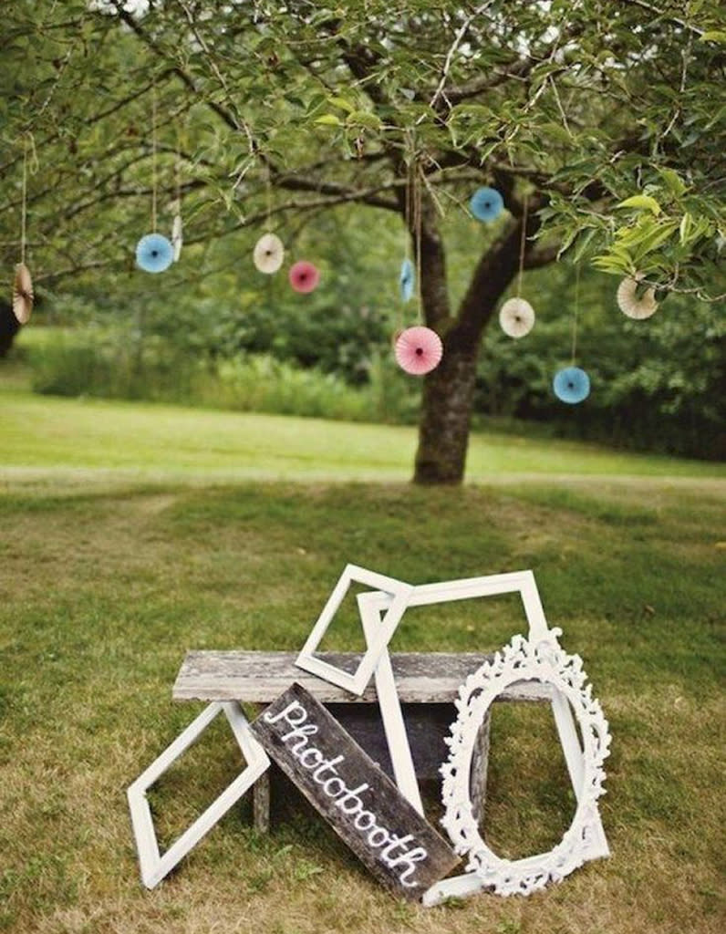 Un photobooth via de vieux cadres peints pour une déco de mariage pas chère