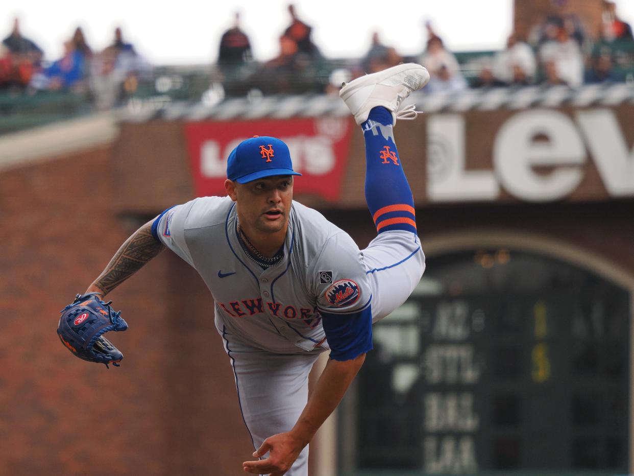 New York Mets starting pitcher Sean Manea (59) pitches the ball against the San Francisco Giants during the first inning on April 24, 2024, at Oracle Park.