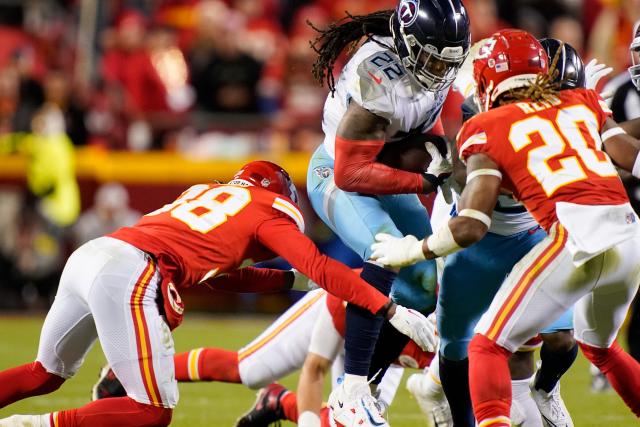 Tennessee Titans' Bud Dupree injures hip vs. Kansas City Chiefs