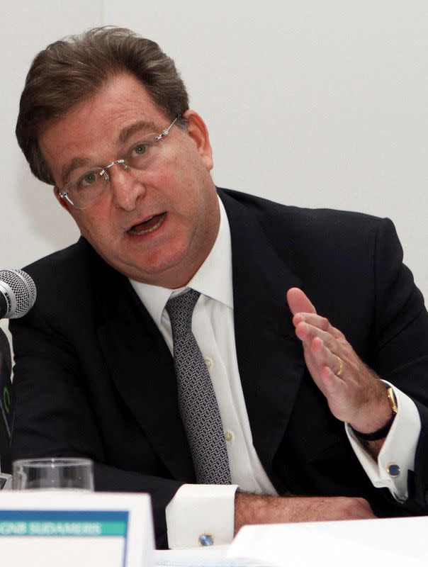 Foto de archivo. El banquero Jaime Gilinski habla durante una conferencia de prensa en Bogotá