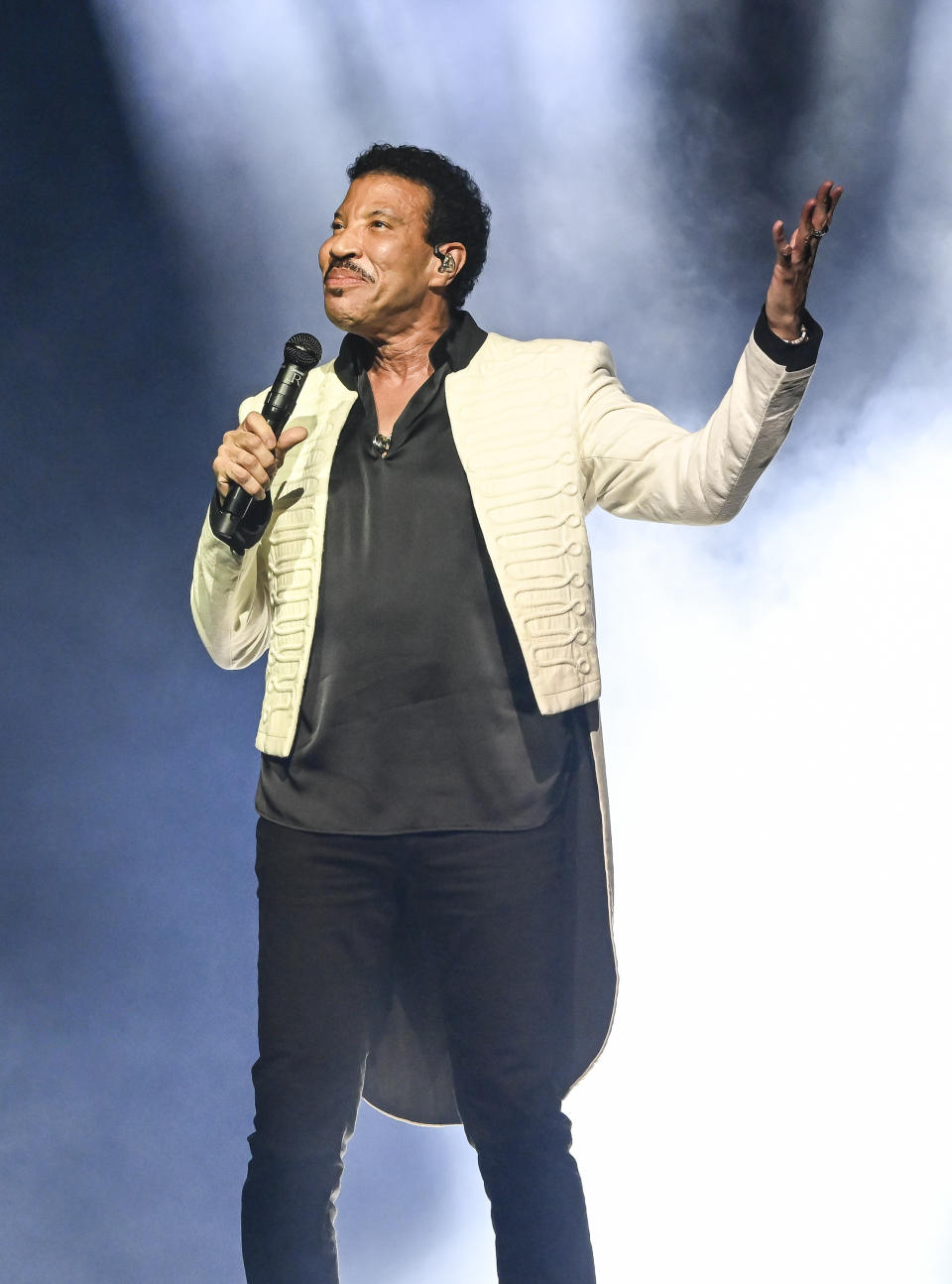 lionel richie on stage