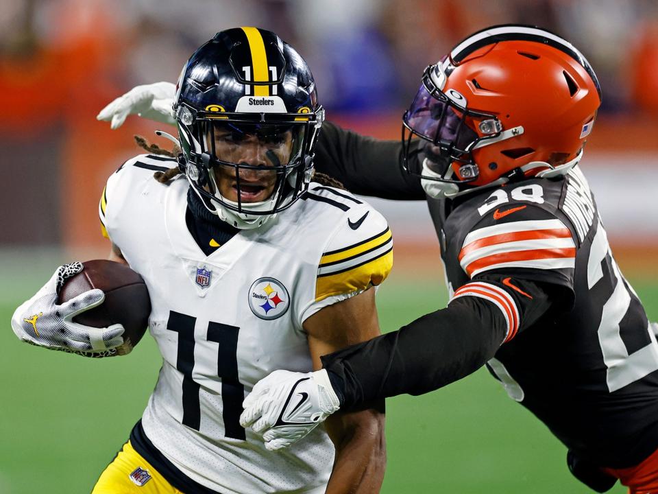 Chase Claypool runs with the ball against the Cleveland Browns.