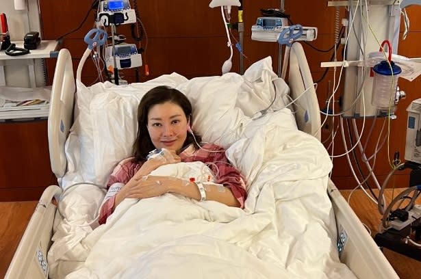 有著「最美港姐」之稱的51歲藝人李嘉欣在微博透露，自己被緊急送入加護病房「搶救48小時」，最終好不容易撿回一命，她向媒體透露，自己入院是跟她的先天性心臟結構問題有關。（圖／翻攝自微博）