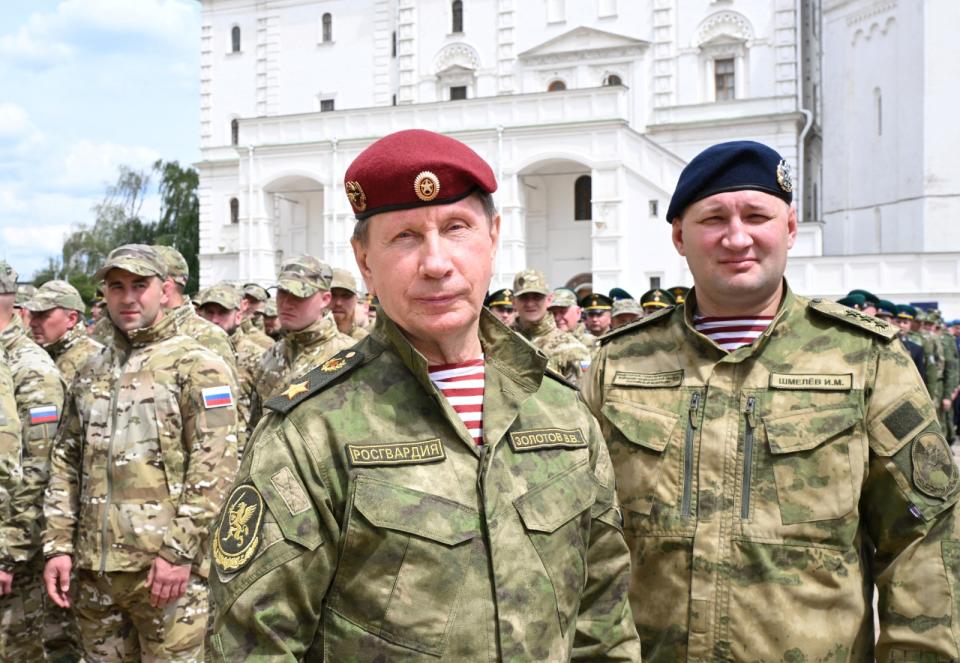 俄國國家近衛軍總司令佐洛托夫（左）27日出席在克里姆林宮出席，等待普丁總統講話。路透社