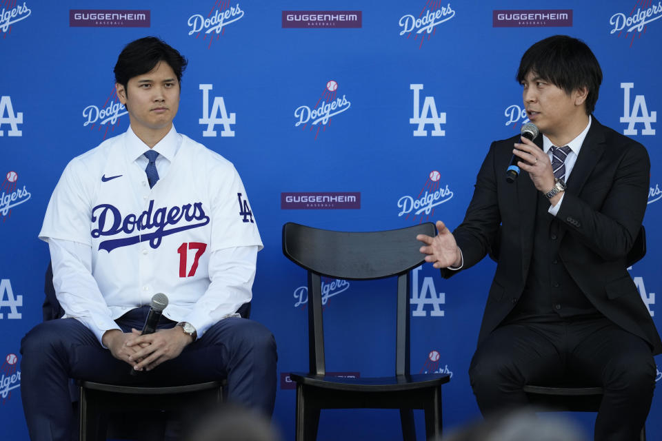 ARCHIVO - Foto del 14 de diciembre del 2023, el jugador de los Dodgers de Los Ángeles Shohei Ohtani y su intérprete Ippei Mizuhara responden preguntas durante la conferencia de prensa. El miércoles 20 de marzo del 2024, despiden a Mizhurana por acusaciones de apuestas ilegales y robo. (AP Foto/Ashley Landis, Archivo)