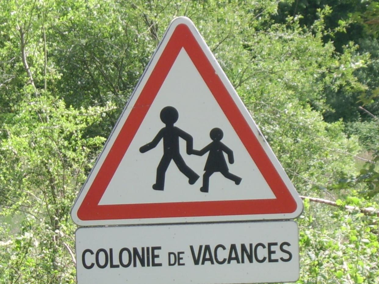 Un panneau aux abords d'un centre de colonie de vacances (illustration) - Creative Commons