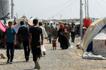 Displaced Iraqi people, who fled from the Islamic State violence, are seen at Debaga Camp in the Makhmour area near Mosul, Iraq, August 30, 2016. REUTERS/Azad Lashkari