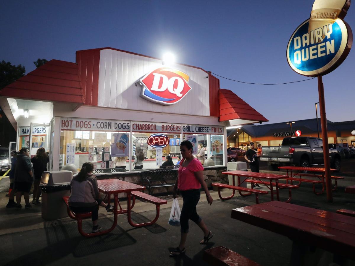 Служители в Kentucky Dairy Queen казват, че са били принудени да ядат сладолед, замърсен с почистващ разтвор