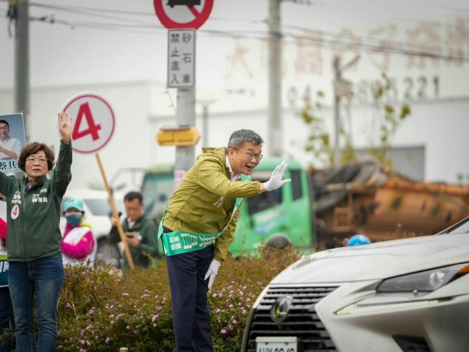 蔡其昌站路口向選民請託。   蔡其昌競總/提供