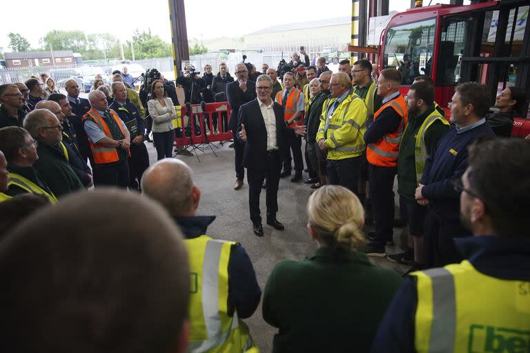 El líder laborista británico Keir Starmer durante una visita a la compañía Berry's Builders Merchants, en Lancashire