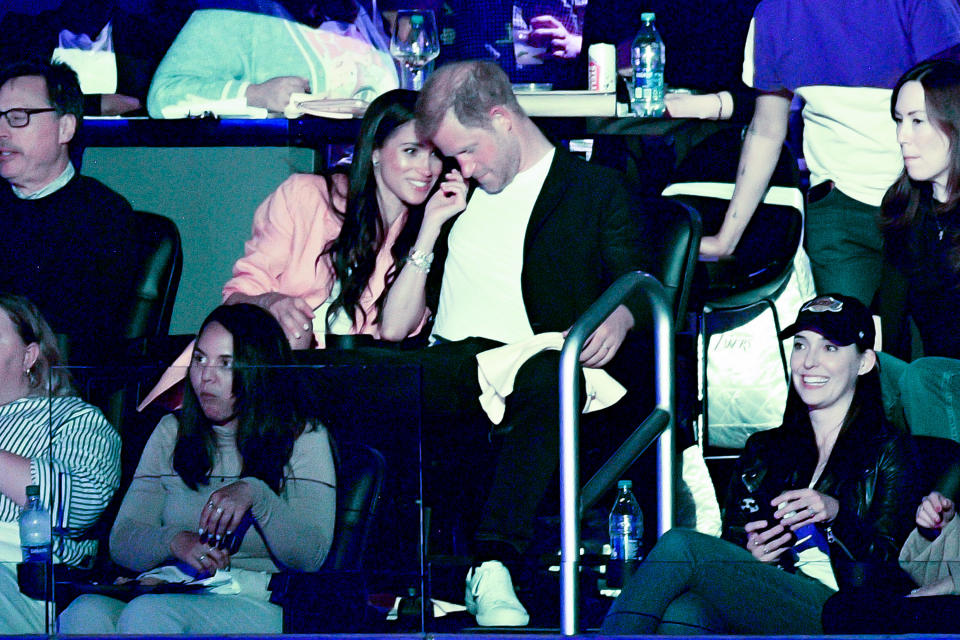 Harry und Meghan zeigten sich bei dem NBA-Spiel durchaus verliebt - nur eben nicht vor der Kiss Cam (Bild: Allen Berezovsky/Getty Images)