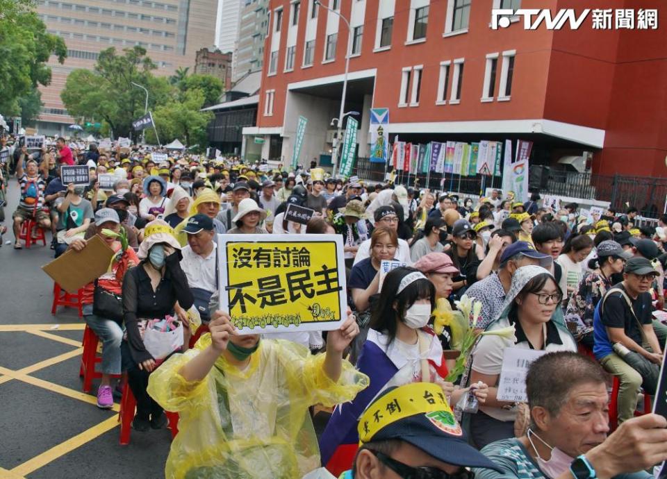 抗議民眾高呼口號重申反對國會黑箱、沒有討論不是民主，也反對錢坑建設法案。（圖／記者盧逸峰攝）