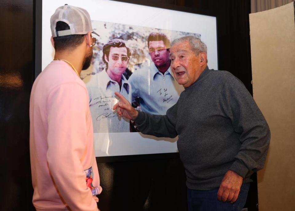 La historia de Bob Arum con los boxeadores cubanos es algo tormentosa. El legendario promotor es de la idea que los púgiles llegados en las últimas décadas nunca fueron respaldados del todo por la comunidad de Miami, pero siente que con Robeisy Ramírez todo puede ser diferente.