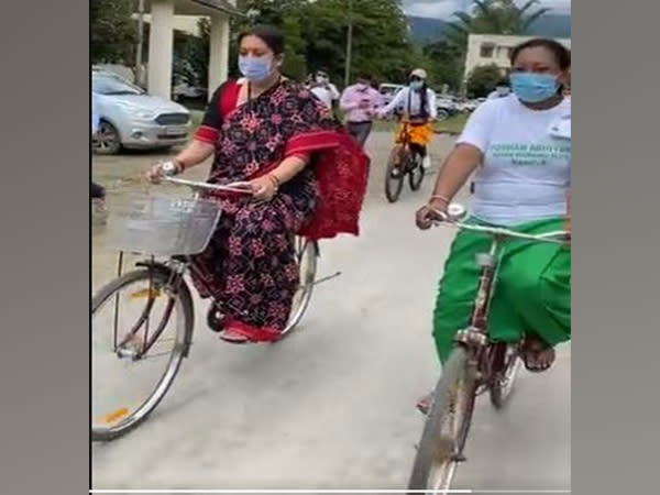 Union Minister Smriti Irani participating in cycle rally at Bishnupur (Photo/Twitter/N Biren Singh)