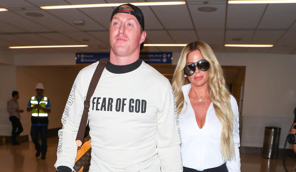 LOS ANGELES, CA - MARCH 08: Kim Zolciak-Biermann and Kroy Biermann are seen at Los Angeles International Airport on March 08, 2018 in Los Angeles, California. (Photo by Niceguy/Bauer-Griffin/GC Images)