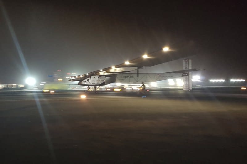 太陽動力2號（Solar Impulse 2）26日飛抵阿拉伯聯合大公國首都阿布達比，完成繞行地球一圈的壯舉。（美聯社）