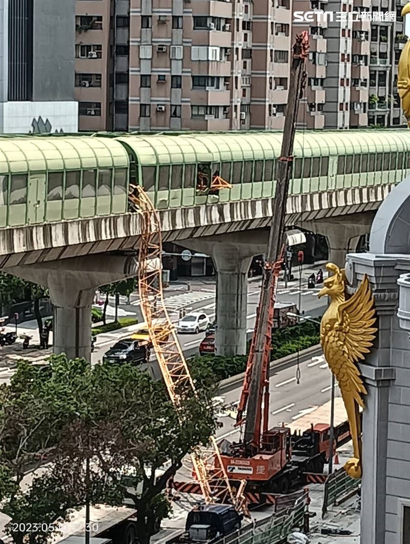 台中10日發生恐怖工安意外，施工中的吊臂砸中台中捷運。（圖／翻攝畫面）