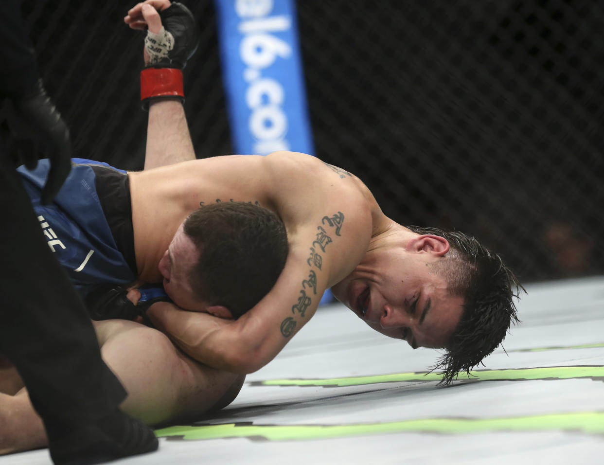 Ricky Simon aplica una llave de estrangulación a Merab Dvalishvili en los segundos finales de su encuentro en UFC 128. Simon se impuso en un discutido final.. (AP Photo/Mel Evans)