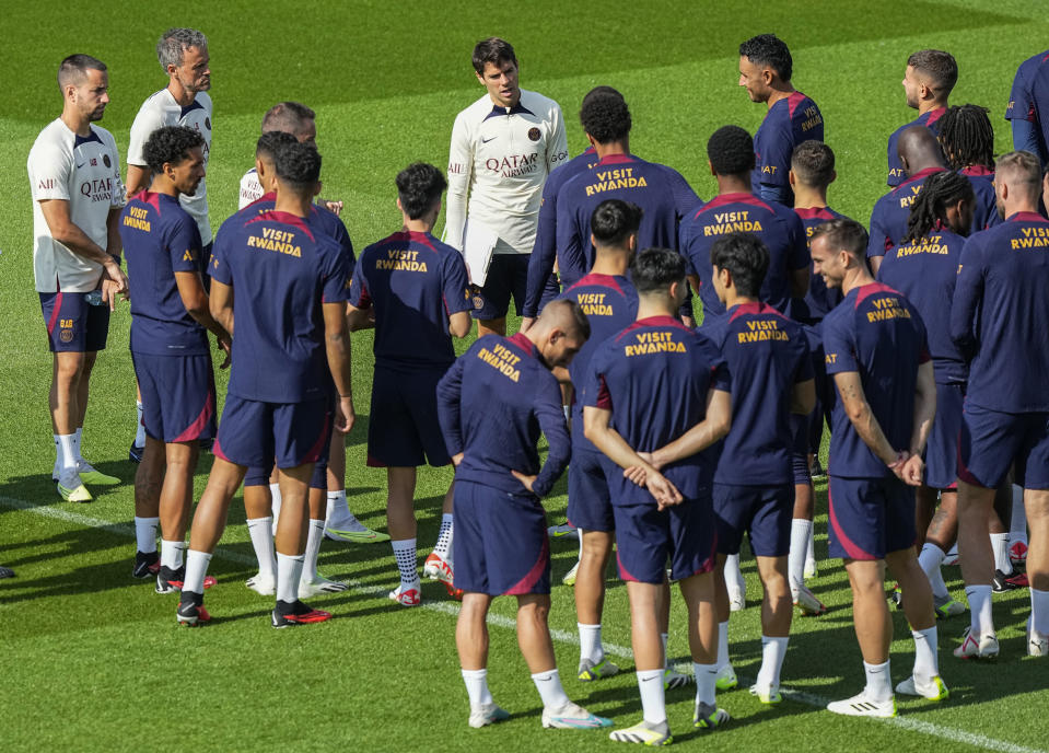 PSG's head coach Luis Enrique, second left, meets his squad for a training session at the Paris Saint-Germain training center Friday Aug. 11, 2023, in Poissy, west of Paris. (AP Photo/Michel Euler)