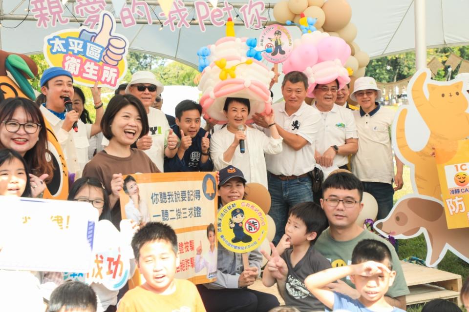 《圖說》市長盧秀燕在坪林森林公園參加毛孩慶生會。