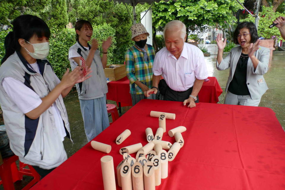 民眾挑戰撞柱遊戲，衛生局長陳潤秋於一旁加油。    圖：新北市衛生局 / 提供