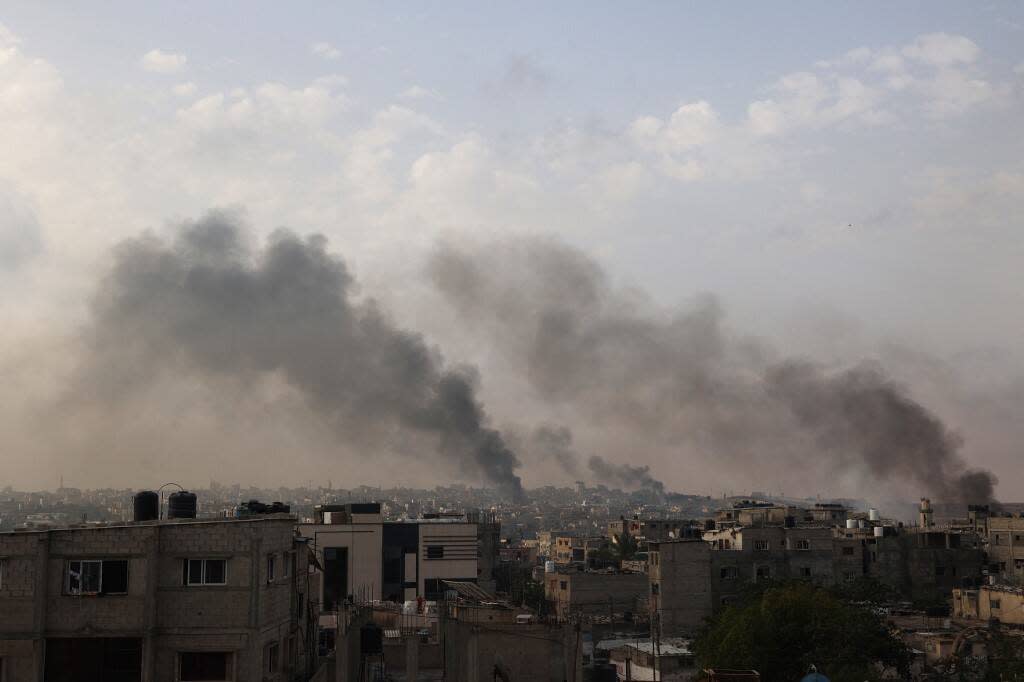 Des volutes de fumée s’élèvent à la suite de frappes israéliennes dans la ville de Rafah, dans le sud de la bande de Gaza, le 28 mai 2024.