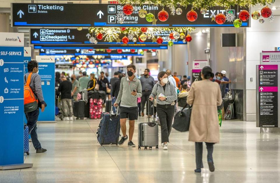 En los aeropuertos del sur de la Florida, las mascarillas seguían siendo obligatorias dentro del aeropuerto y en los aviones debido a un mandato federal. Ese mandato terminó el 18 de abril de 2022, cuando una jueza federal de Florida lo revocó.