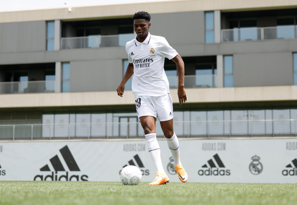 Tchouaméni con la camiseta del Real Madrid. (Foto: Victor Carretero / Real Madrid / Getty Images).