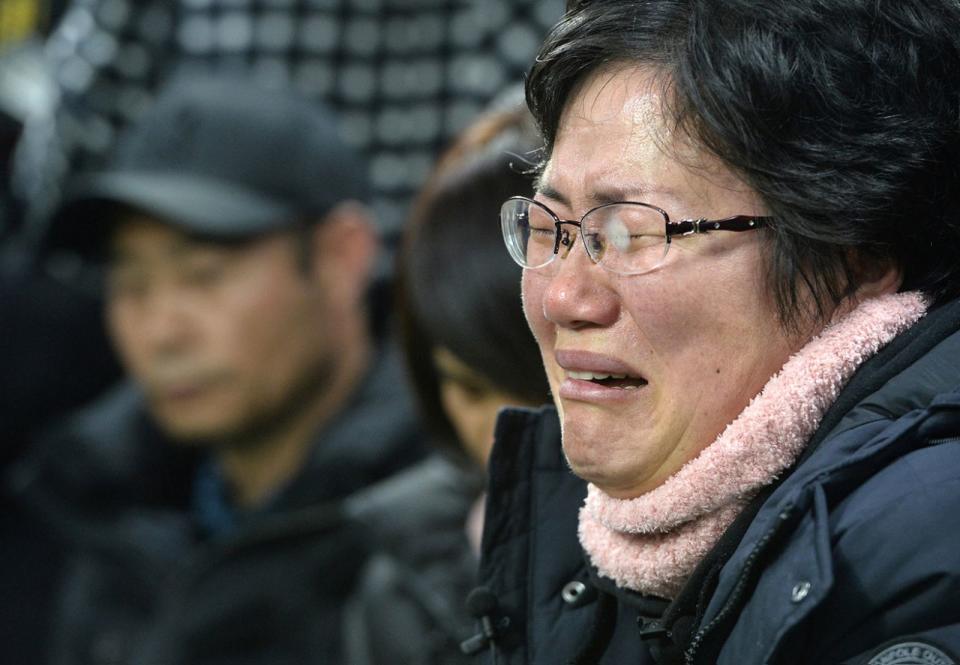 <p>Eine Südkoreanerin, die seit den Fährunglück der Sewol am 16. April 2014 einen Verwandten vermisst, weint während einer Bergungsaktion auf der Insel Jindo in Südkorea. (Bild: Reuters) </p>