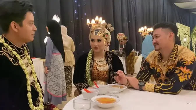 Angga Wijaya di pernikahan keponakan Dewi Perssik, Lebby Wilayati. (Foto: YouTube/ANGGA WIJAYA CHANNEL)