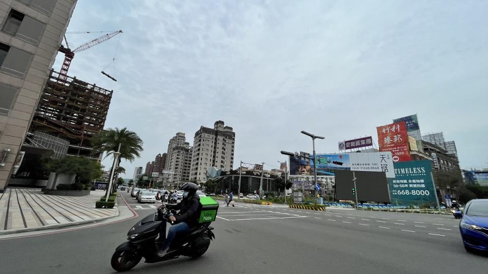 近年熱錢湧入房市，房價高漲、房貸違約率也走低。（示意圖／東森新聞張琬聆攝）