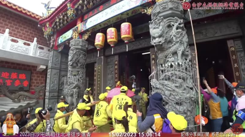 ▲最終媽祖也真的進宮祈福，吸引大批香燈腳聚集。（圖/白沙屯媽祖網路電視台YT）