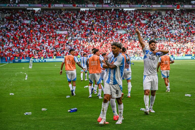 El momento de los incidentes: volaron botellas para los jugadores argentinos de parte de la hinchada marroquí