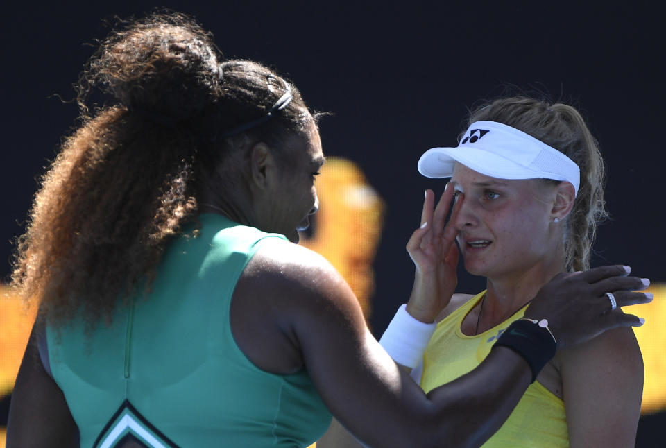 Serena Williams consuela a la ucraniana Dayana Yastremska tras ganar el partido por la tercera ronda del Abierto de Australia en Melbourne, el sábado 19 de enero de 2019. (AP Foto/Andy Brownbill)