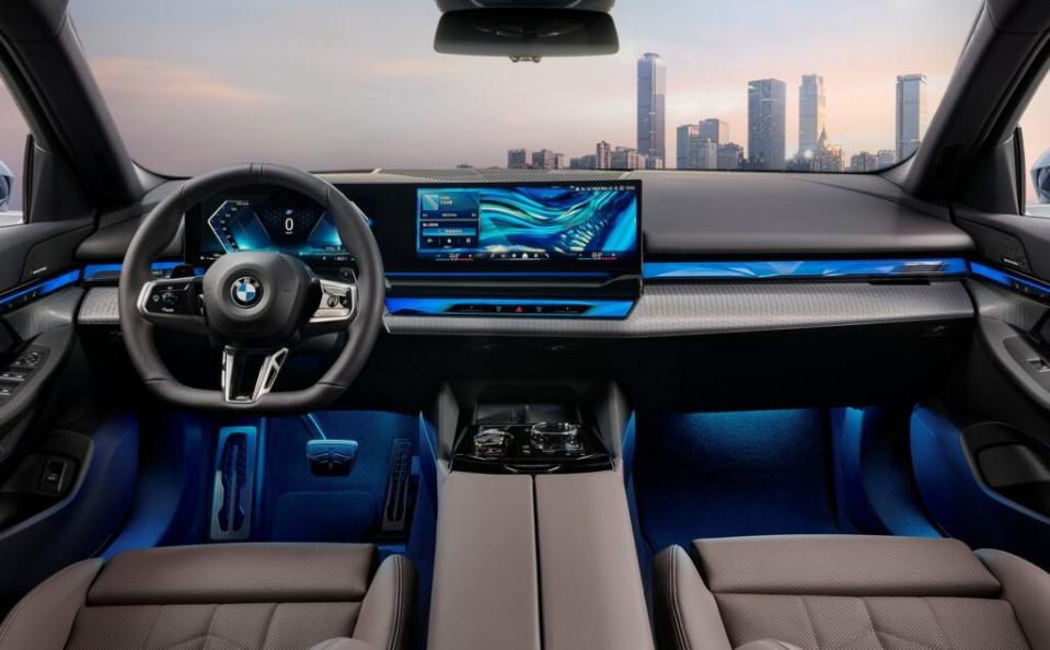 將旗艦級座艙思維重新解構，透過由12.3吋虛擬數位儀錶搭配14.9吋中控觸控螢幕所構成的全新懸浮式曲面螢幕搭配BMW座艙環繞光幕，營造出BMW引以為傲的駕駛者導向車艙介面，全新BMW Operating System 8.5更塑造出超越當代的無比智慧科技。(圖片提供：汎德)