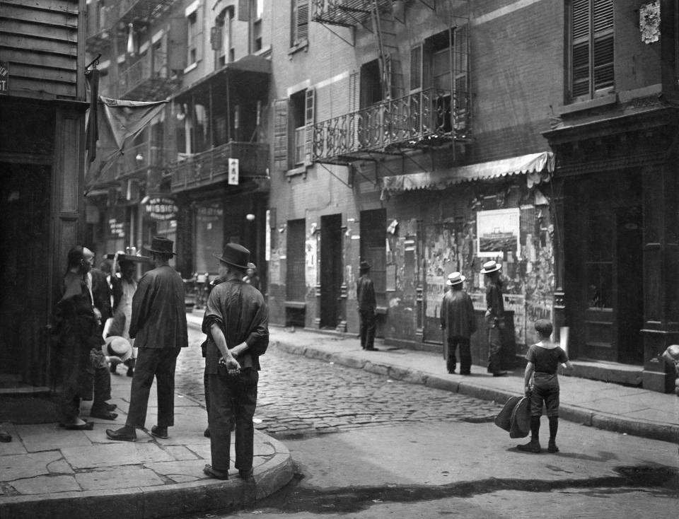 Street scene in Chinatown, New York, in 1909. | ullstein bild via Getty Images