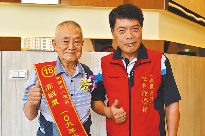 八德區80歲志工徐文龍過去是華航飛機修護技師（左），除常當空中飛人，還在杜拜派駐過1年。退休18年來，投身市府、公所、環保志工，還擔任過巡守隊長。至今健步如飛的他，笑稱擔任志工、服務人群，是保持健康的祕訣。（賴佑維攝）