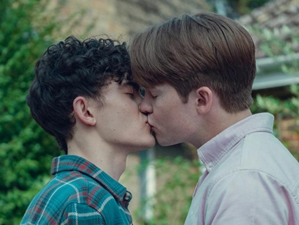 Locke and Connor lock lips in ‘Heartstopper’ season two (Netflix)