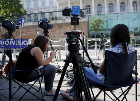 Journalists wait outside Palais Coburg, the venue for nuclear talks, in Vienna, Austria, July 5, 2015. REUTERS/Leonhard Foeger