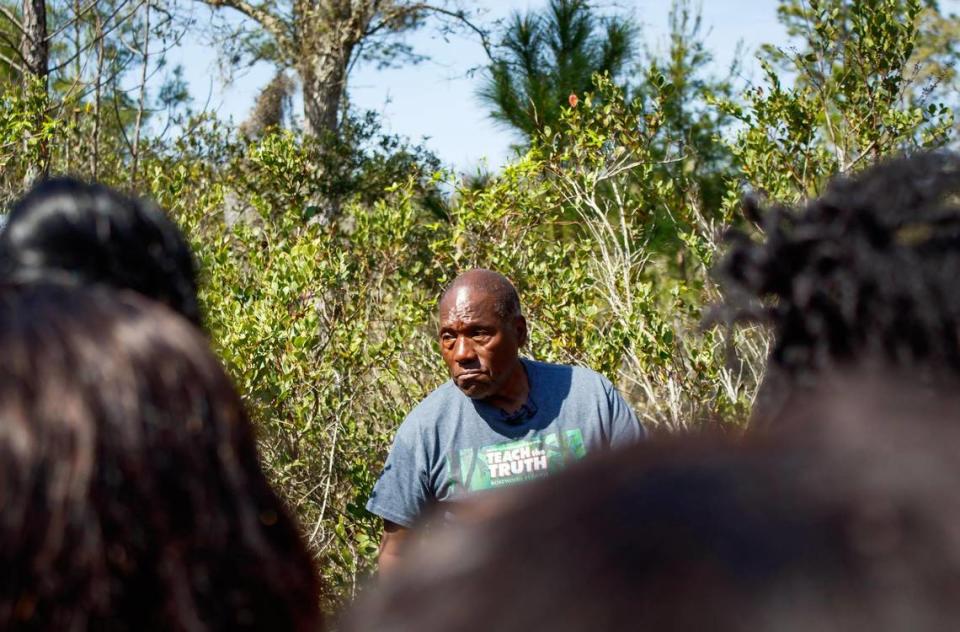 El historiador Marvin Dunn relatando una parte de la historia de Rosewood a los estudiantes y sus familias en Shiloh Cemetery en Cedar Key, la Florida, el domingo 5 de marzo de 2023. Dunn guio a un grupo de estudiantes y a sus familias en un recorrido que se detuvo en algunos de los lugares de violencia racial más horribles de la Florida.