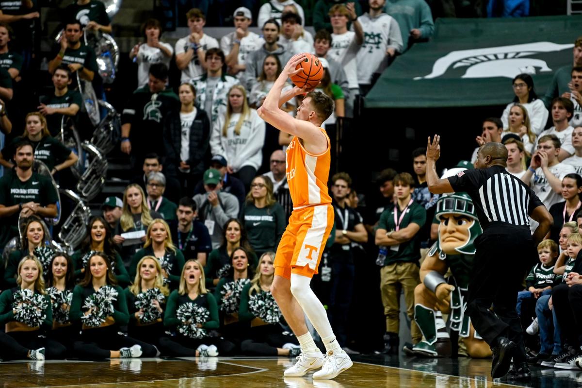 ‘Punch it:’ Dalton Knecht explains highlight dunk in Tennessee basketball vs Michigan State