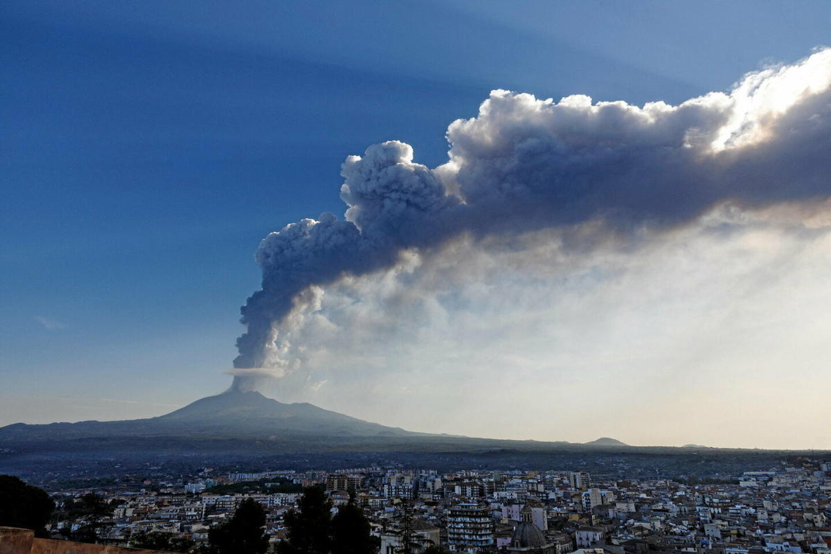 Un’imponente “fontana di lava” che evoca il vulcano Etna