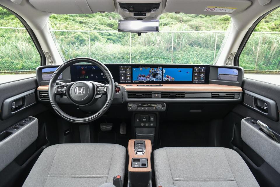 車艙設計既簡樸又充滿著高科技氛圍，除控檯上的5具數位螢幕之外，更瀰漫著如居家溫馨風格的自然清爽氣息與設計質感。