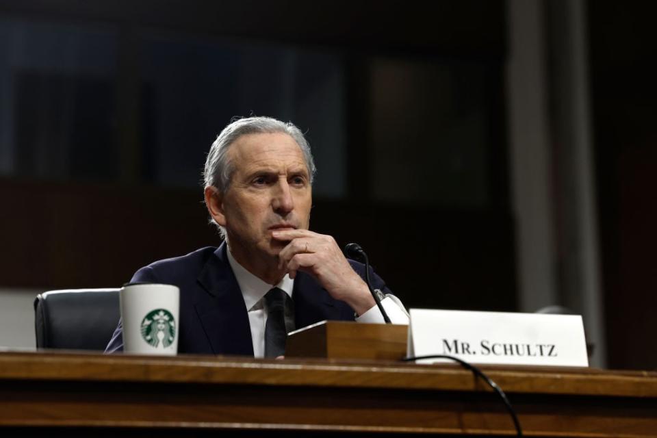 Howard Schultz mit Starbucks-Becher bei seiner Befragung durch US-Senatoren in der vergangenen Woche. - Copyright: Anna Moneymaker/Getty Images